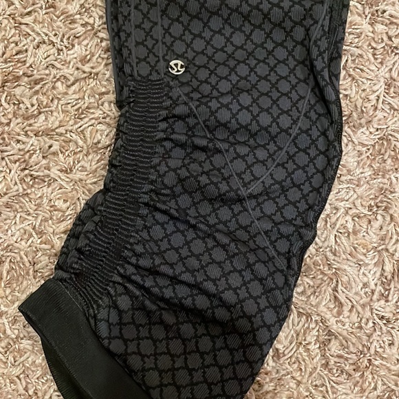 Lululemon crops - Picture 2 of 4